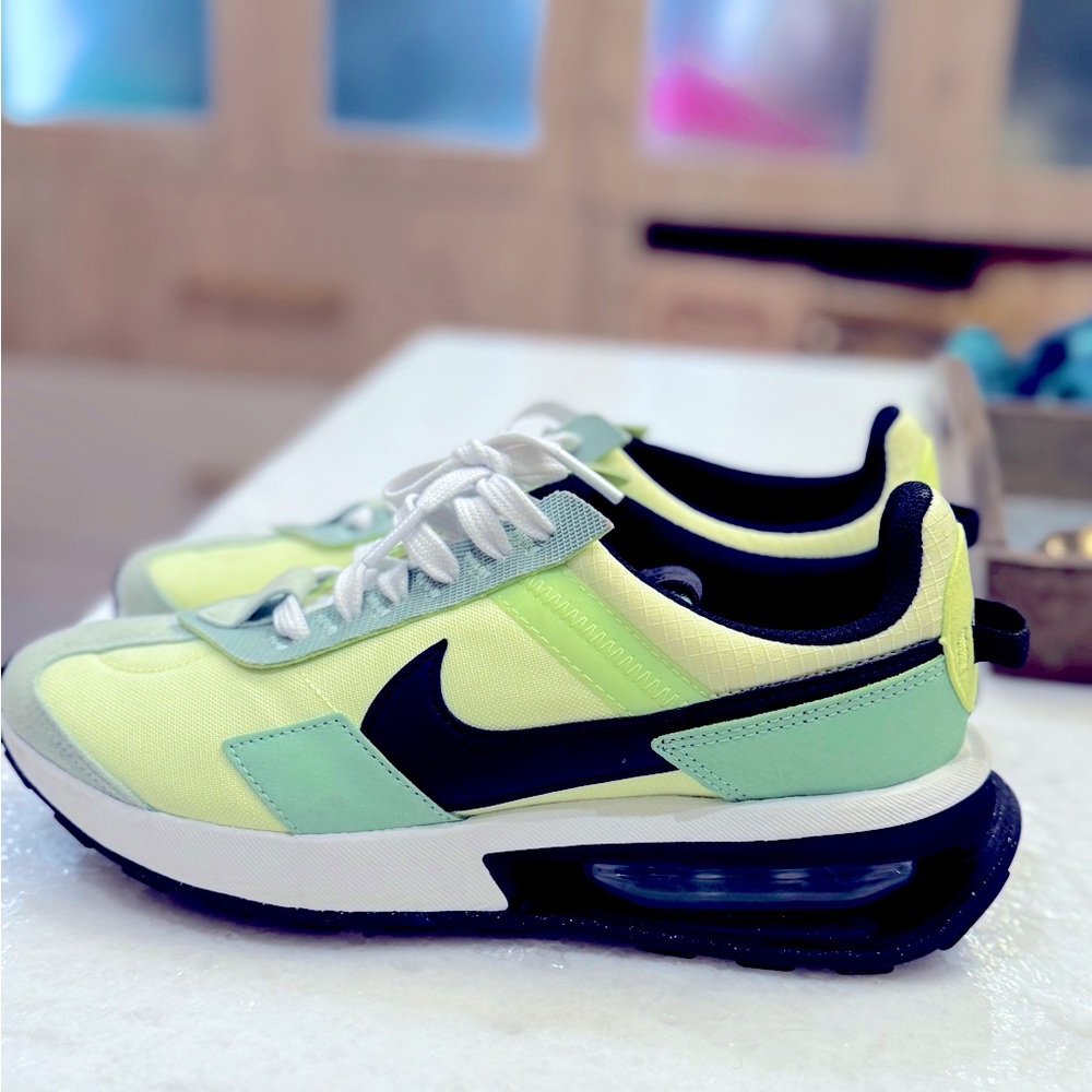 Nike Air Max Women’s 7.5 Lime green/Blk/wht never worn!